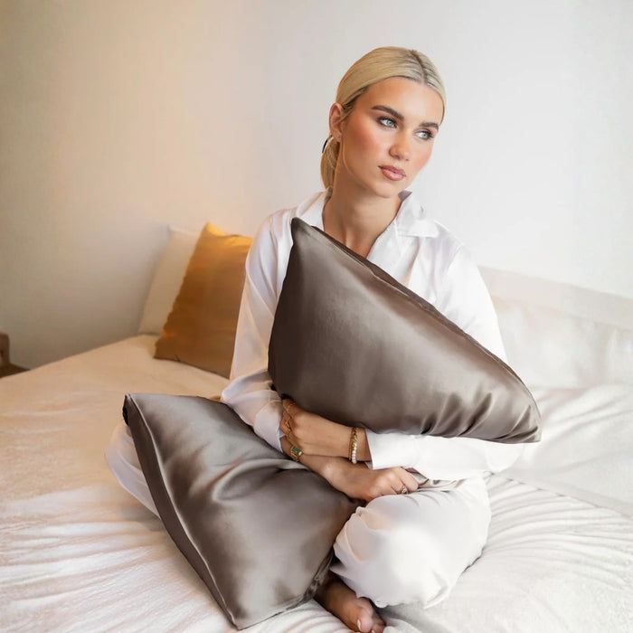 The Belle Brush The Silk Pillowcase - Mocha